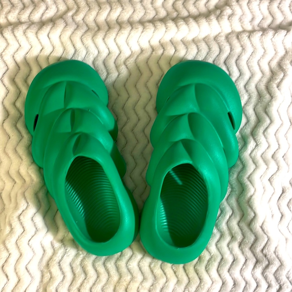 EVERYTHING MUST GO!! Trendy Green Cloud Slides. Sz 38-39.